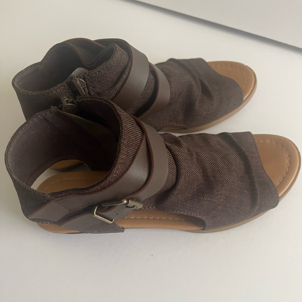 Cambridge Select Women’s Crisscross Strappy Buckle Cutout Sandal Size 7 - Picture 5 of 6
